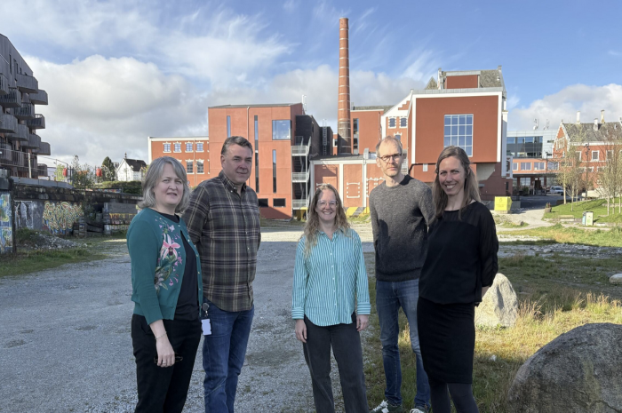Utvidelsen av parken foran Tou er et samarbeid mellom kommunen og kulturinstitusjonen, og skal skje på klimaets premisser. Fra venstre: seksjonssjef Else Dybkjær fra Stavanger kommune, daglig leder på Tou Per Arne Alstad, FutureBuilt-prosjektleder Heather Bergsland, teknisk ansvarlig Ole Reidar Gudmestad fra Tou og landskapsarkitekt Elin Henricson fra Stavanger kommune. 